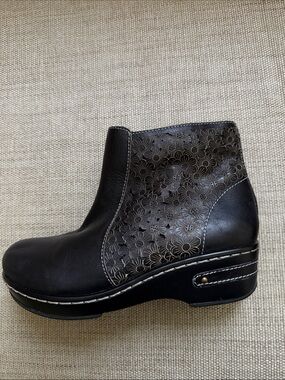 Spring Step L’Artiste Leather Laser Cut Out Floral Embossed Ankle Booties Size35